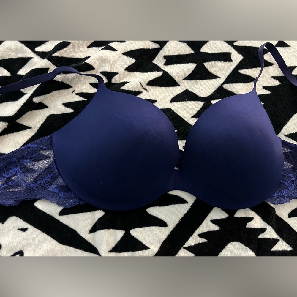 Beautiful navy lacy push up bra - size 38DD